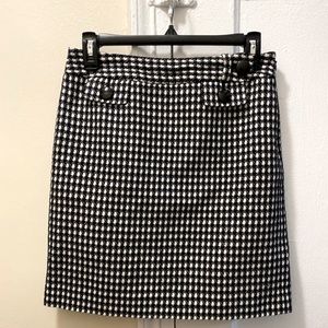 Black & white houndstooth Loft Skirt w/ buttons.